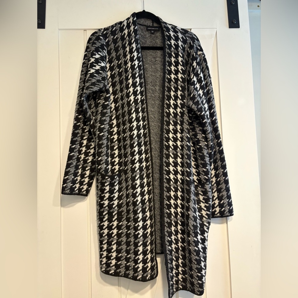 NWOT. Fortune and Ivy Black and White Houndstooth Women's Long Sweater Cardigan